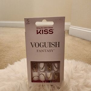 KISS Vogueish Fantasy Gold and White Nails